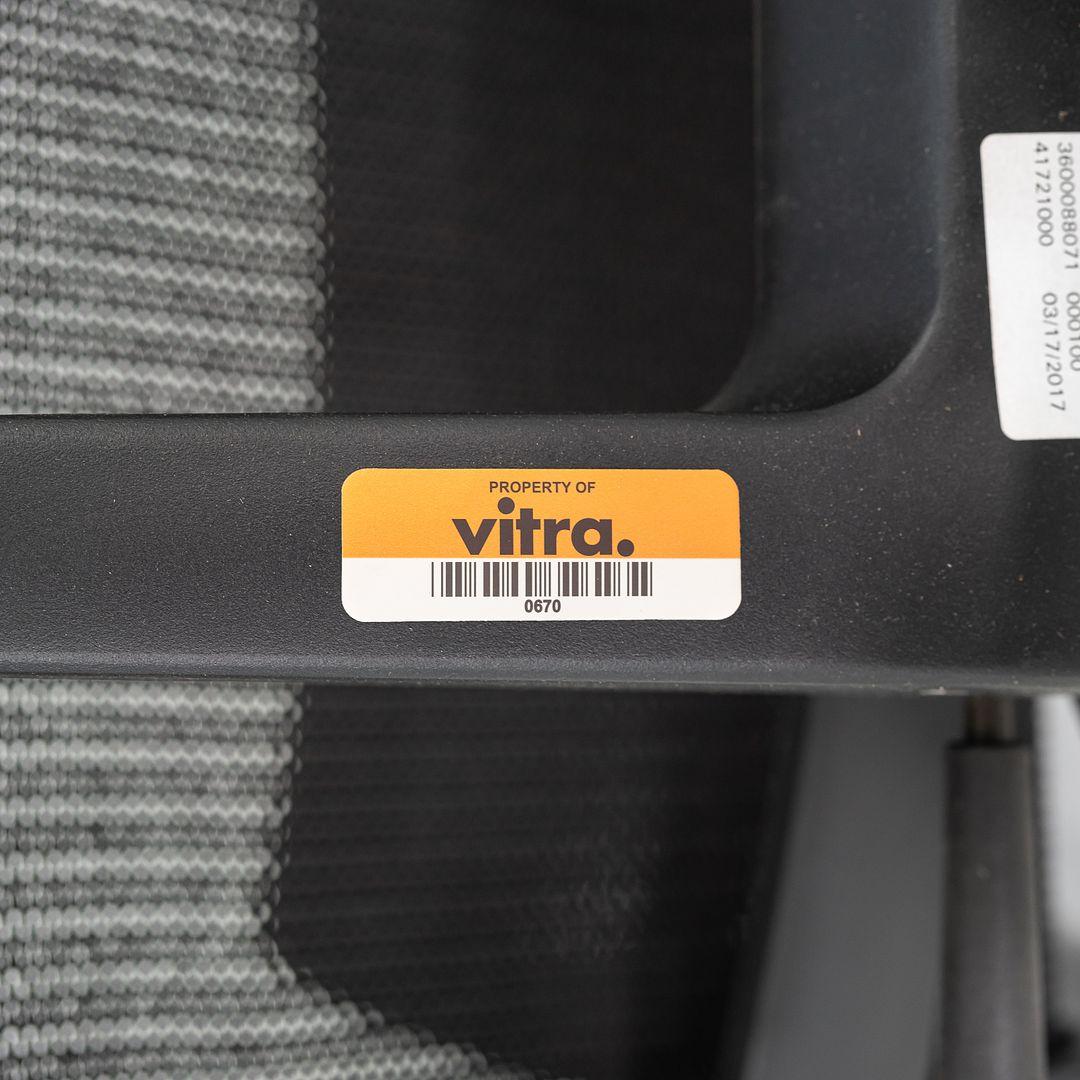 2017 Sedia da scrivania rotante Vitra Physix di Alberta Meda in rete nera 3x Disponibile in vendita 2