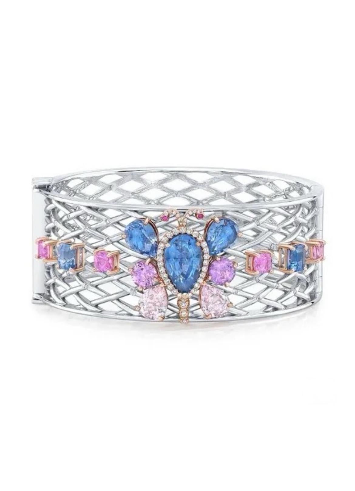 20,17 Karat Ceylon-Saphire werden in diesem wunderschönen Armband aus 18 Karat Weiß- und Roségold gefeiert. 

Die Saphire werden von weißen, eisigen Diamanten von insgesamt 0,41 Karat akzentuiert.

Der birnenförmige blaue Saphir in der Mitte wiegt