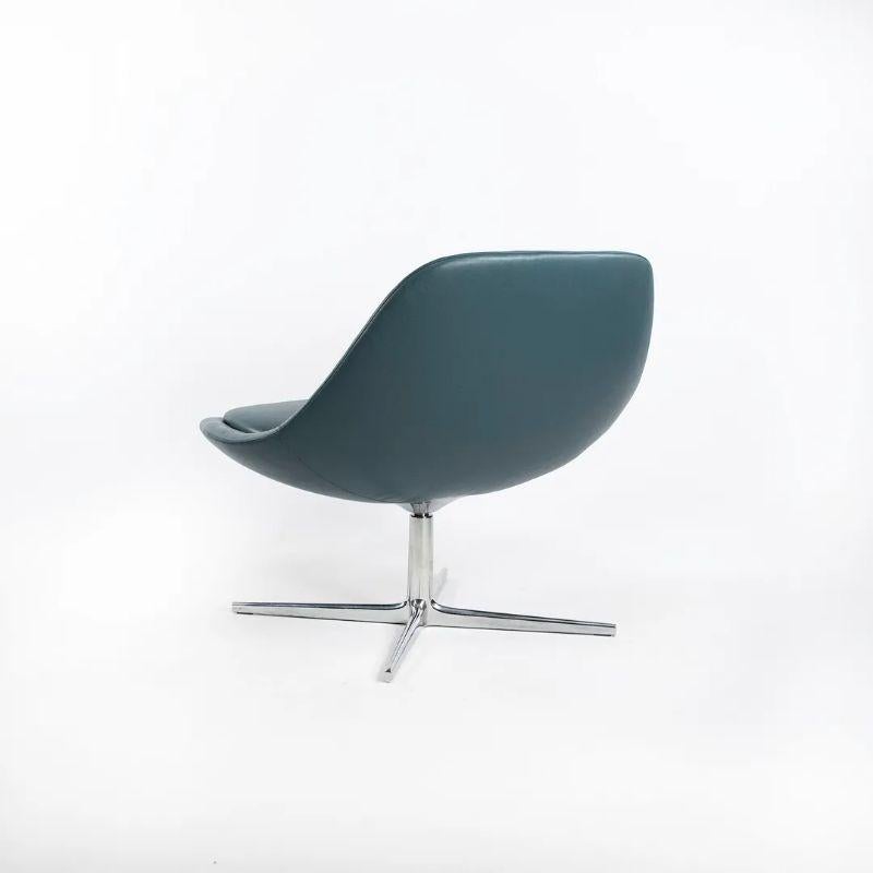 Il s'agit d'une chaise longue pivotante Chiara de Bernhardt Design, recouverte de cuir bleu. Le prix indiqué est celui de chaque chaise. Deux chaises sont disponibles. Ils sont tous deux en excellent état, avec quelques légers signes d'usure dus à