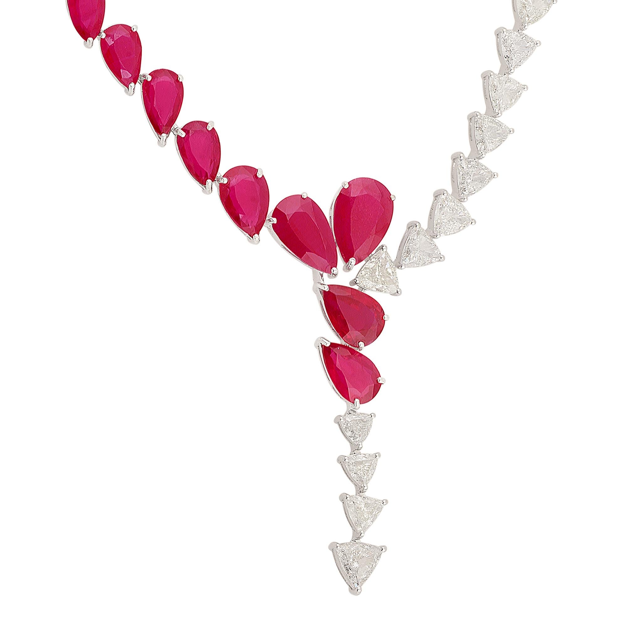 Collar de piedras preciosas rojas pera de 20,18 quilates Diamante trillón de 10,6 quilates Oro blanco de 18 quilates Corte pera en venta