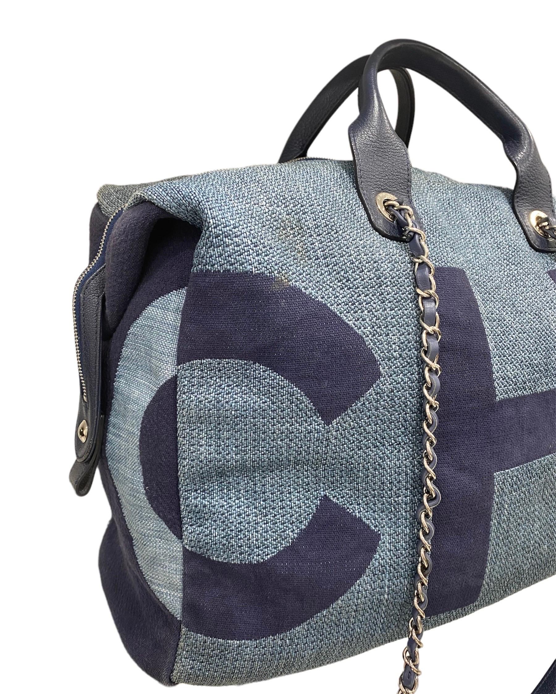 Sac signé Chanel, année 2018, en tissu avec des empiècements en cuir bleu et du matériel argenté. Il est doté d'une fermeture à glissière.

L'intérieur est doublé d'un tissu bleu doux et est équipé de poches avec fermeture à glissière.

Équipé de