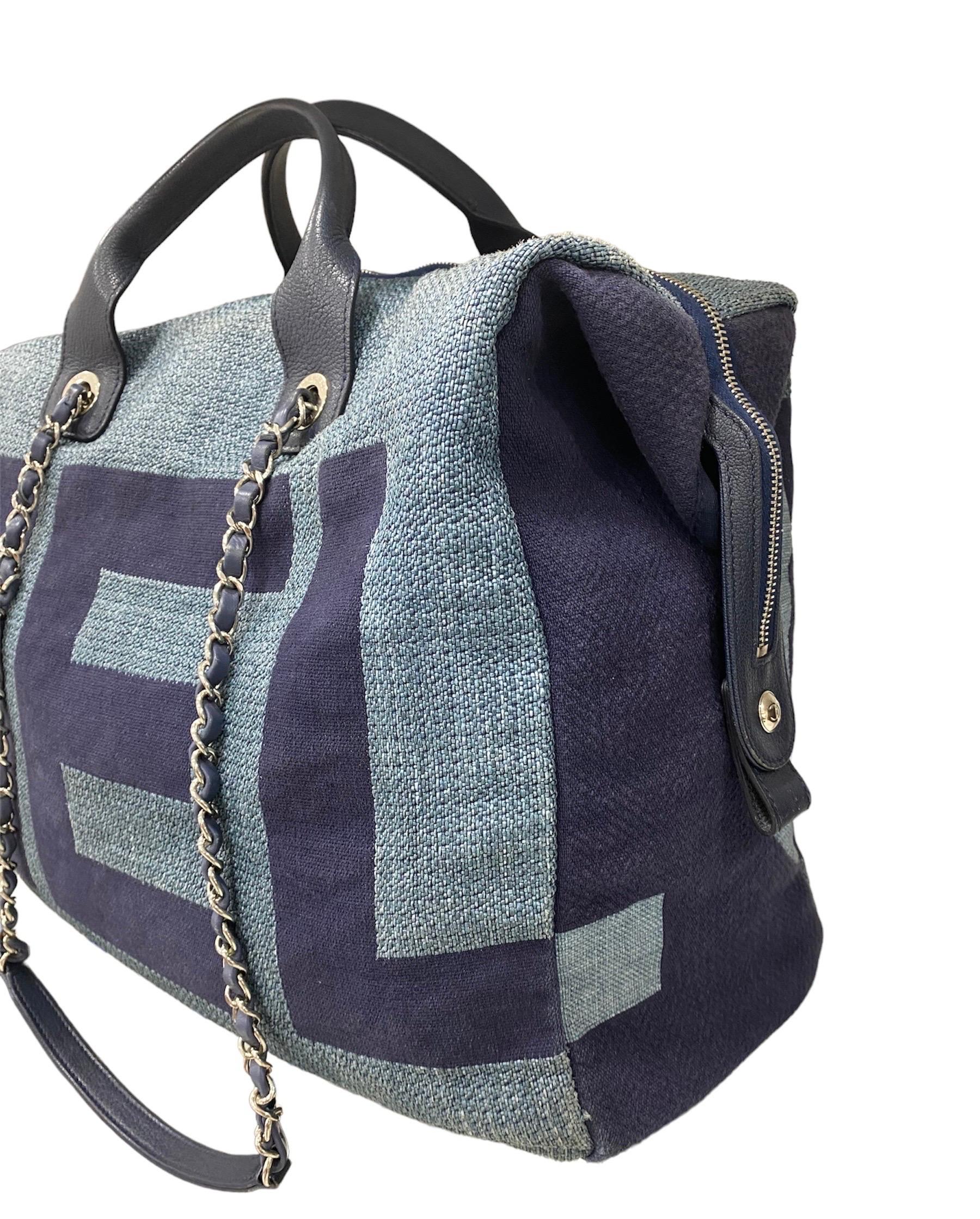 2018 Chanel Duffle Bag aus Segeltuch Blau im Zustand „Gut“ im Angebot in Torre Del Greco, IT