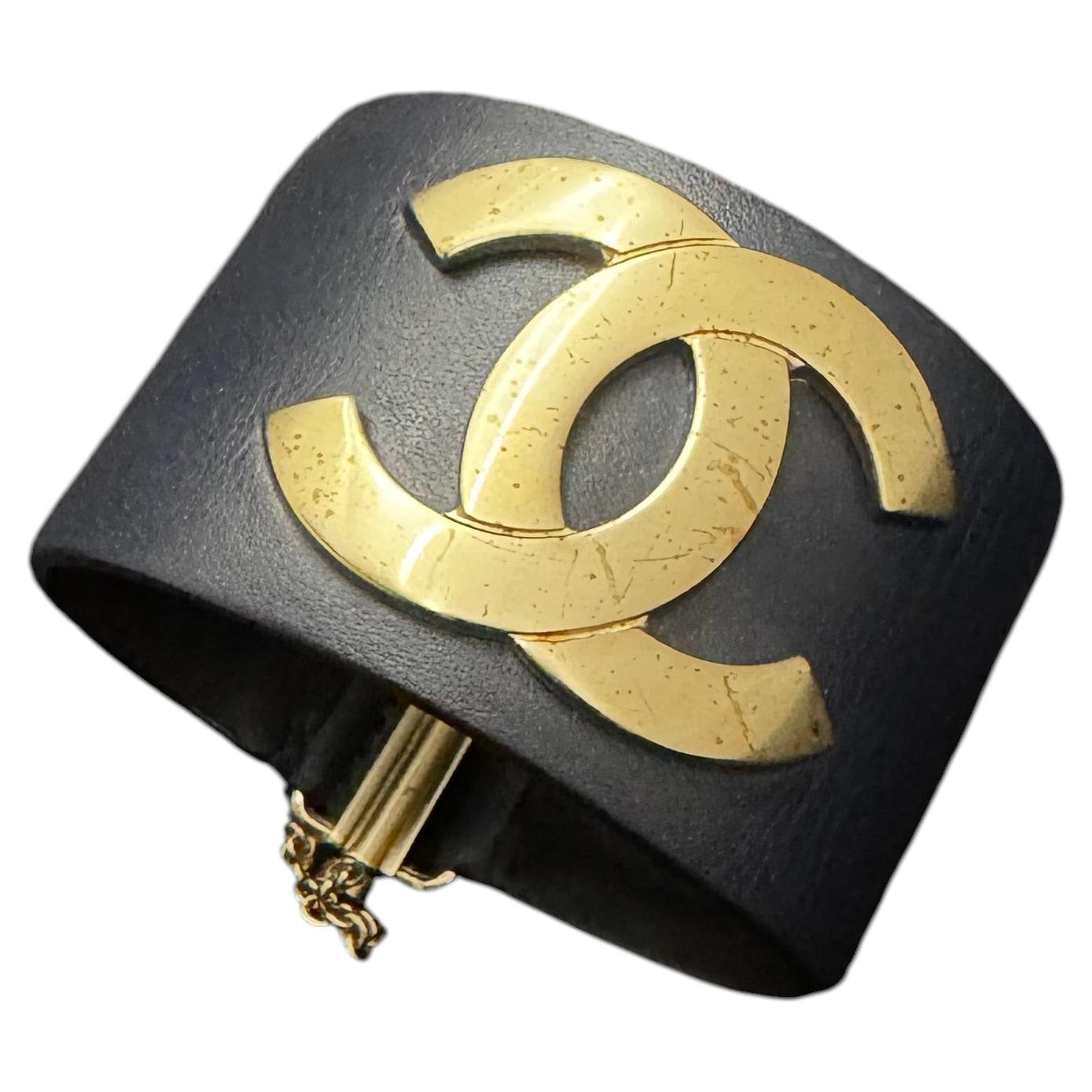 2018 CHANEL - Bracelet manchette en cuir CC - Marine