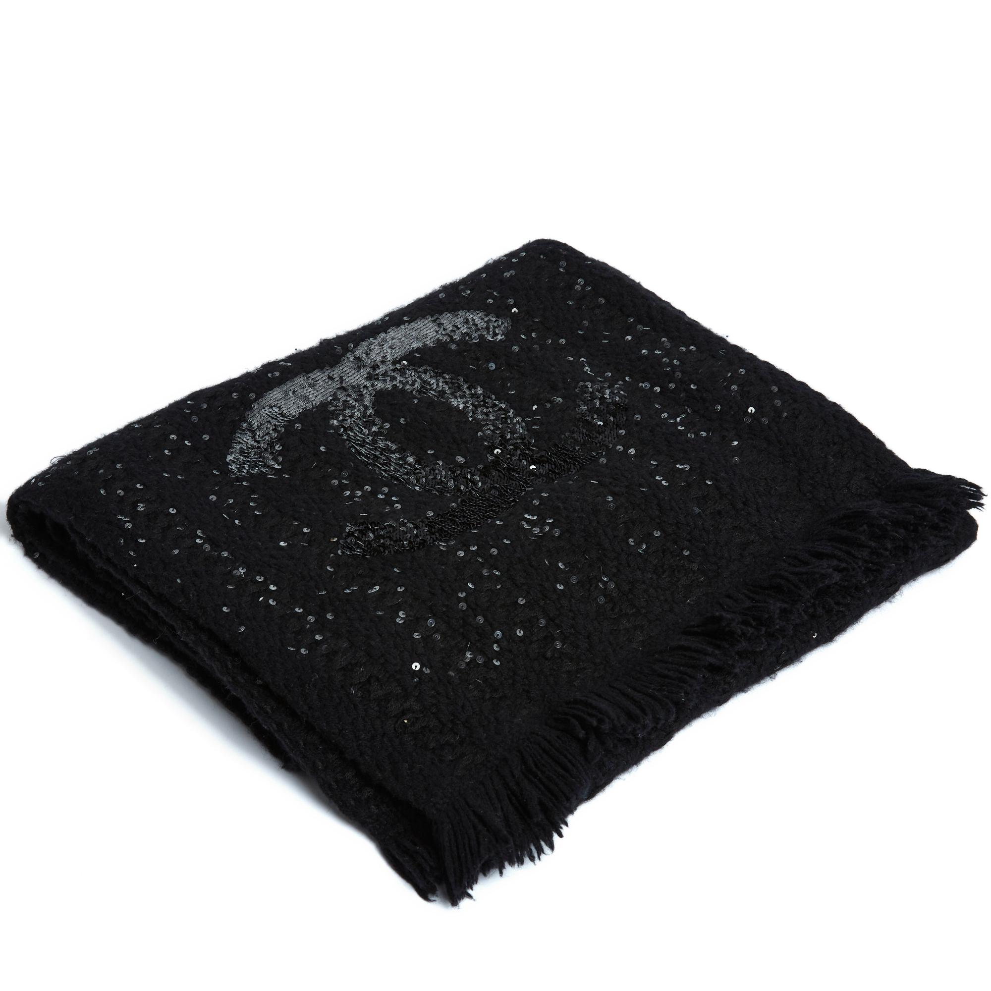 Chanel scarf in thick black cashmere knit embroidered with the CC logo in a gradient of translucent to black sequins, frayed finishes. Width 32.5 cm x length 208 cm. The scarf is magnificent: material, mesh, embroidery, everything is just right,