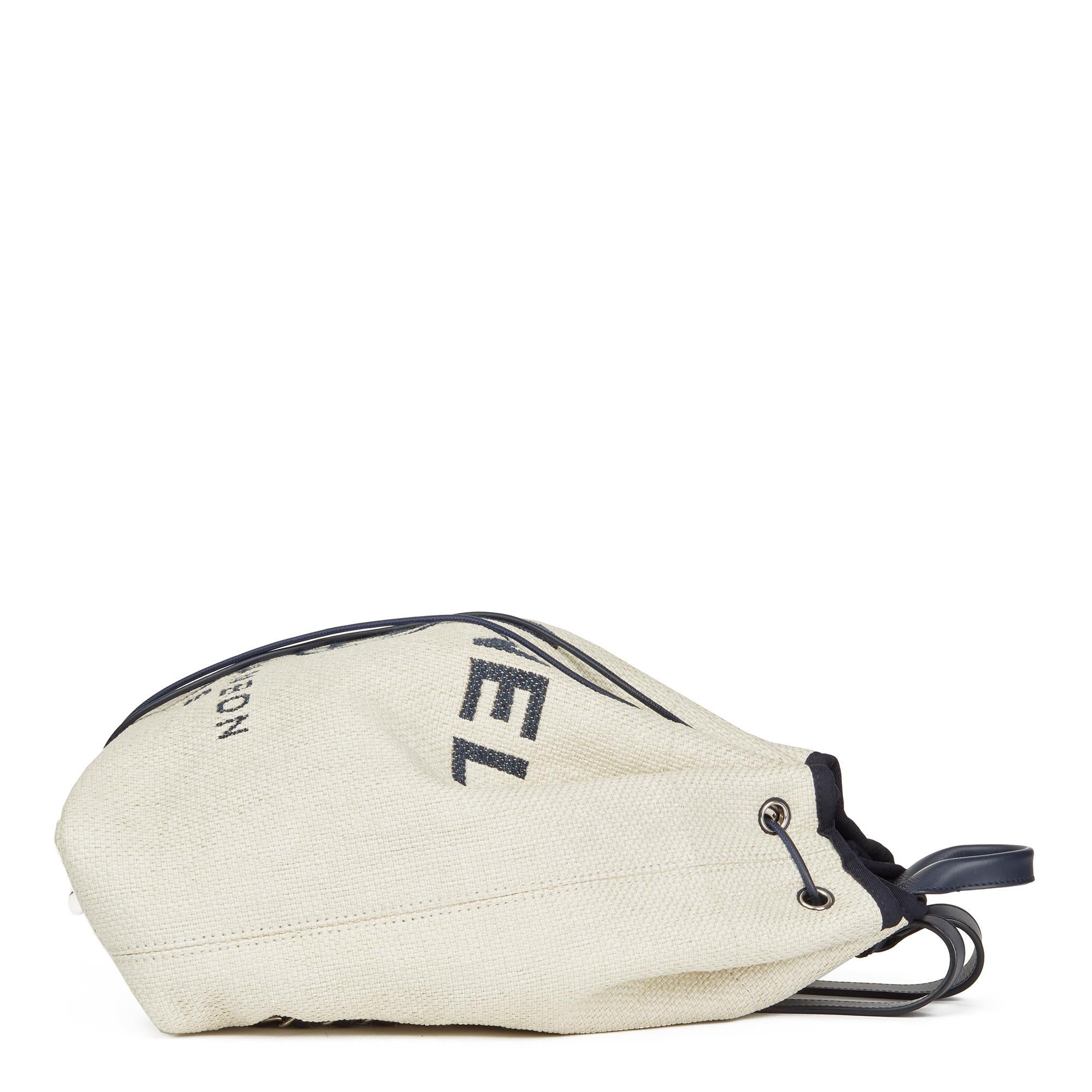 CHANEL
Off White Raffia & Navy Calfskin Leder Deauville Rucksack 

Referenz: HB2462
Seriennummer: 24228115
Alter (ca.): 2018
Begleitet von: Chanel-Staubbeutel
Authentizitätsdetails: Serienaufkleber (Made in Italy)
Geschlecht: Damen
Typ: Rucksack