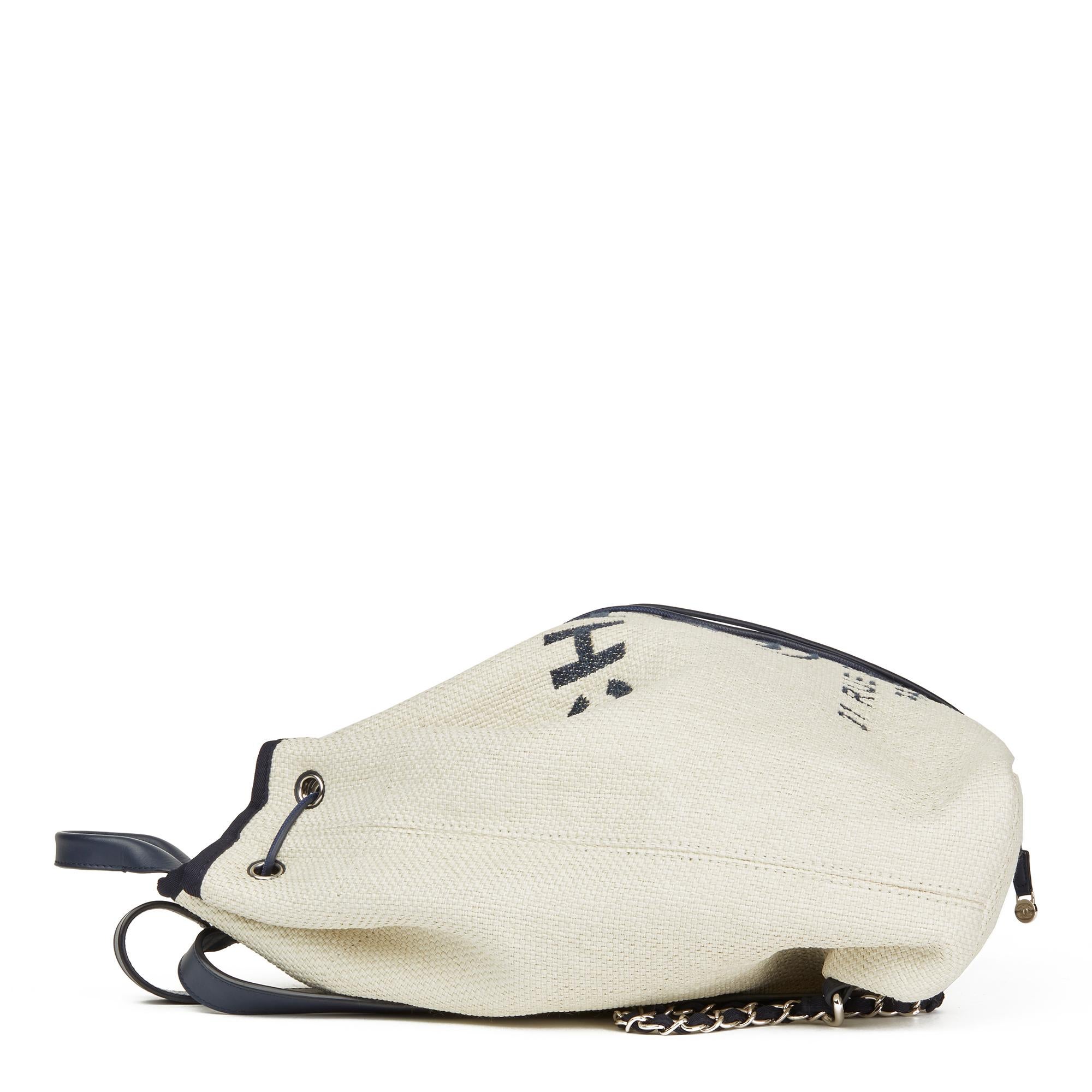 2018 Chanel Off White Raffia & Navy Kalbsleder Deauville Rucksack (Weiß)
