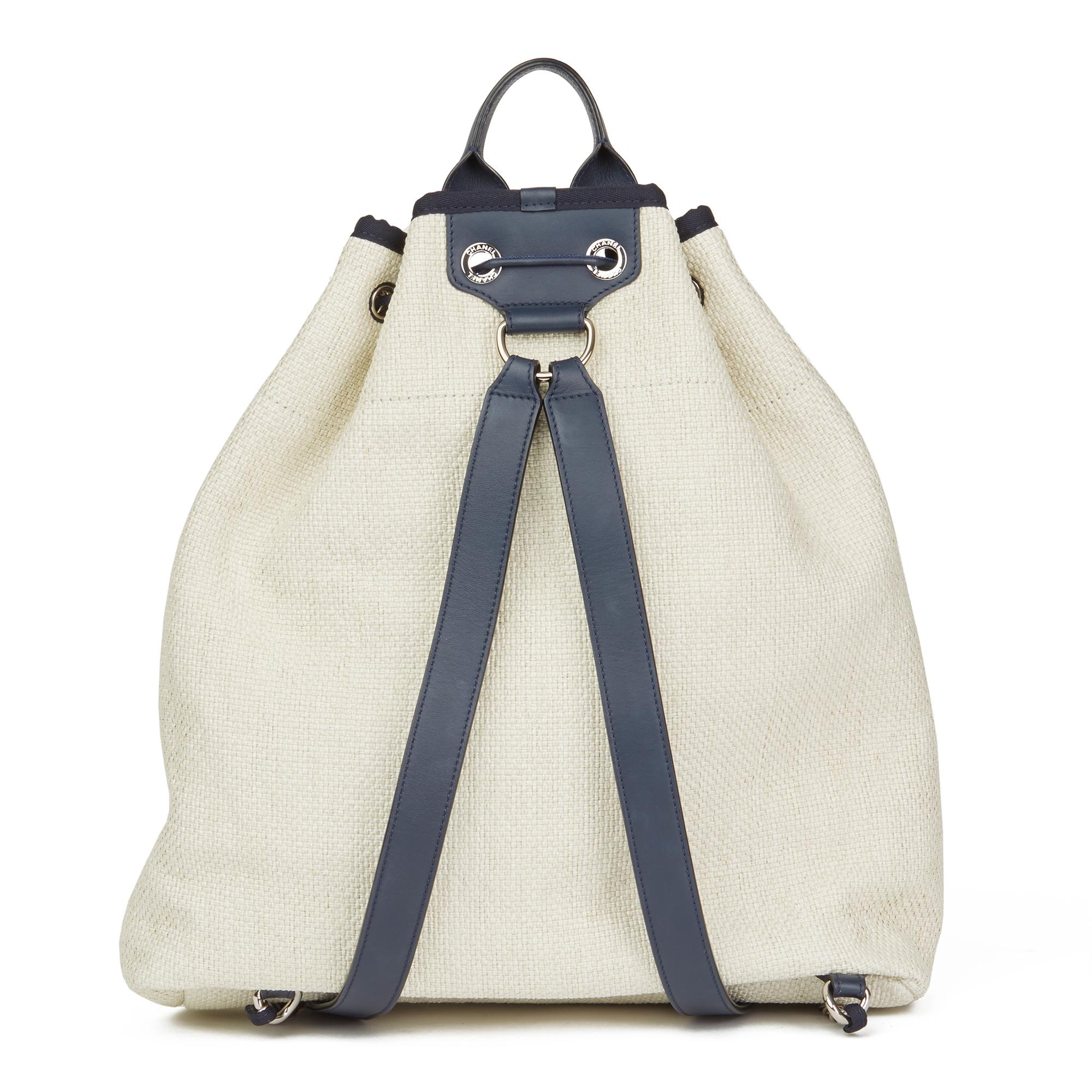 2018 Chanel Off White Raffia & Navy Kalbsleder Deauville Rucksack im Zustand „Hervorragend“ in Bishop's Stortford, Hertfordshire
