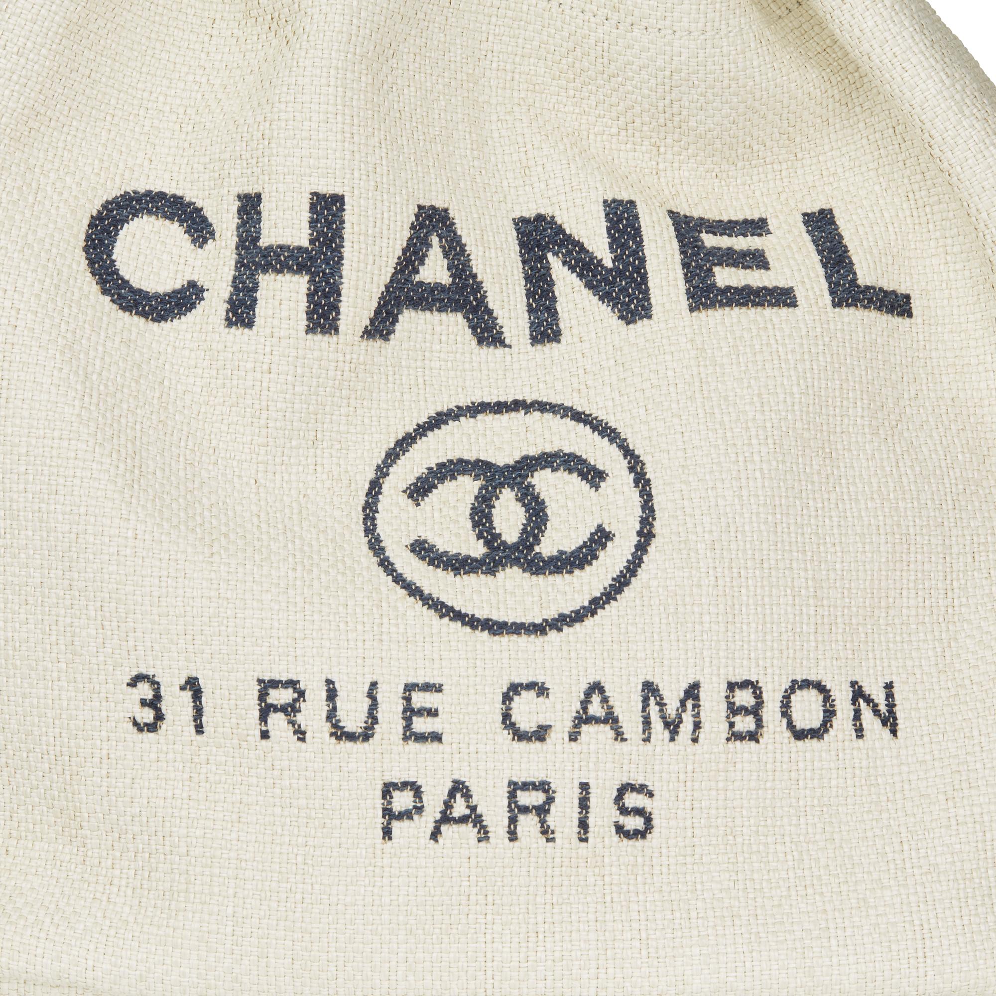 2018 Chanel Off White Raffia & Navy Calfskin Leather Deauville Backpack  In Excellent Condition In Bishop's Stortford, Hertfordshire