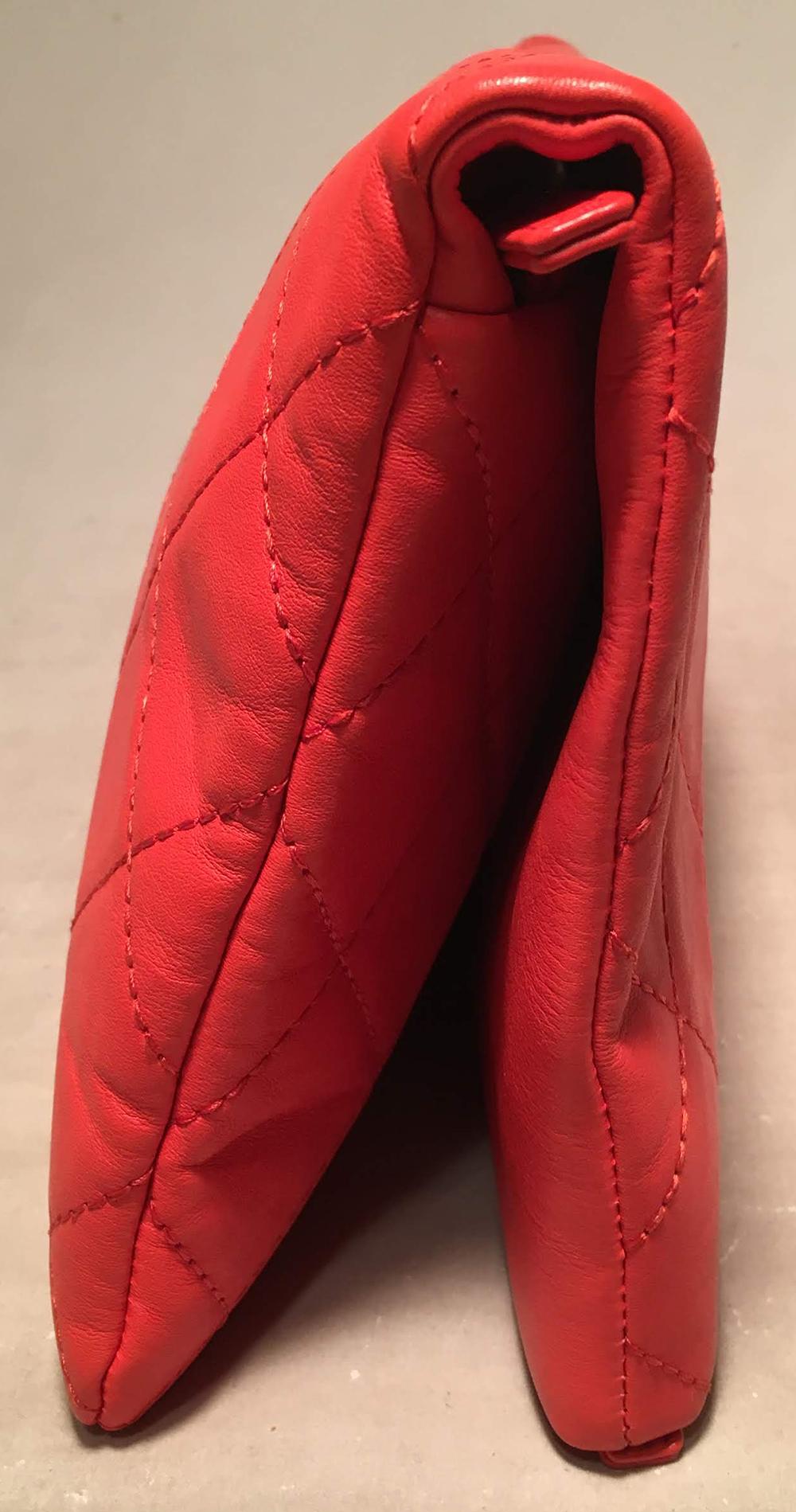 Chanel Rote gesteppte CC Clutch aus Leder CC mit Klappdeckel im Zustand „Hervorragend“ im Angebot in Philadelphia, PA