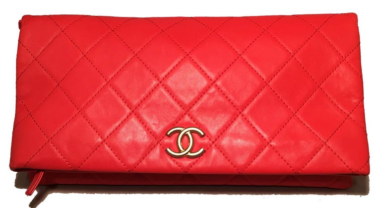 Pochette Chanel rossa in pelle trapuntata CC Fold Over in vendita su 1stDibs