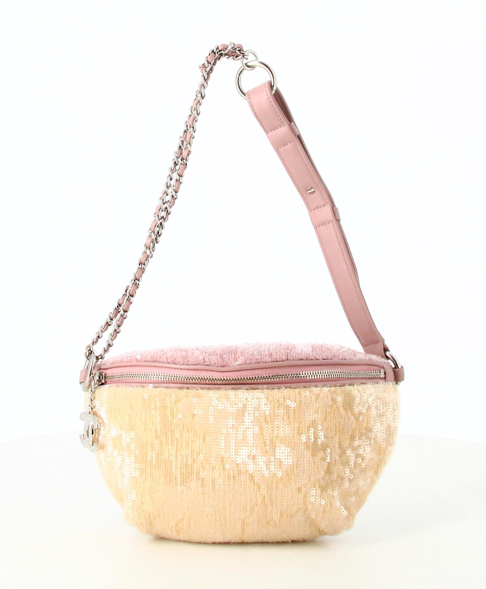2018 Chanel Rose Beige and Grey Strass Banana Handbag  In Good Condition For Sale In PARIS, FR