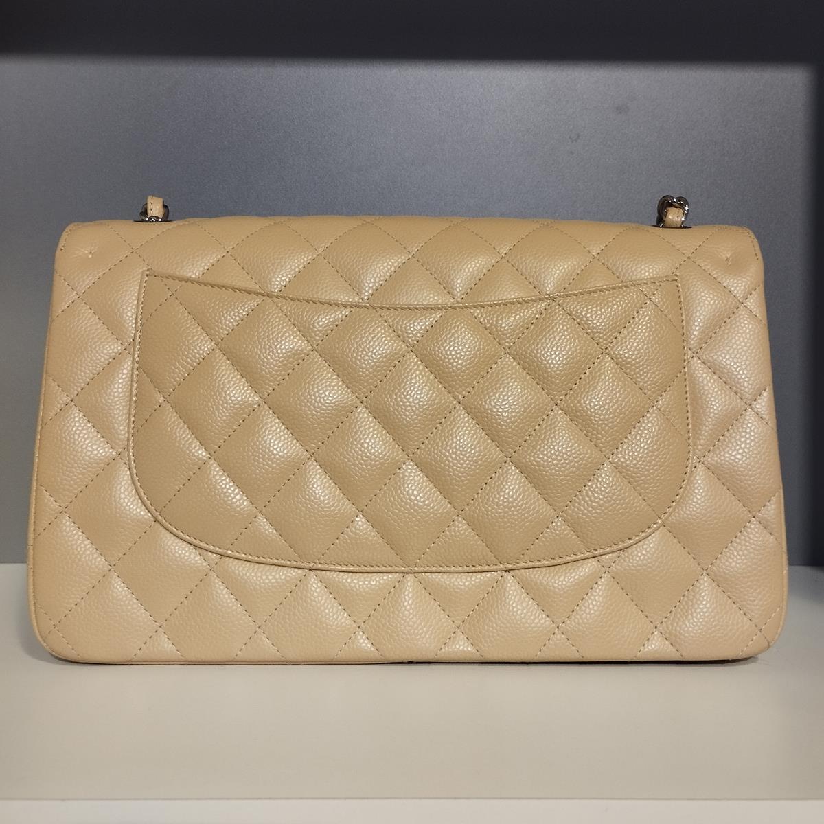 Year 2018
Caviar leather
Beige color
Leather and chain handles
Large external pocket
Double closure
4 Additional pockets (one zipped)
Cm 30 x 18,5 x 9,5 (11,8 x 7,28 x 3,74 inches)
With card and dustbag 
Free Express shipping via Fedex or DHL
