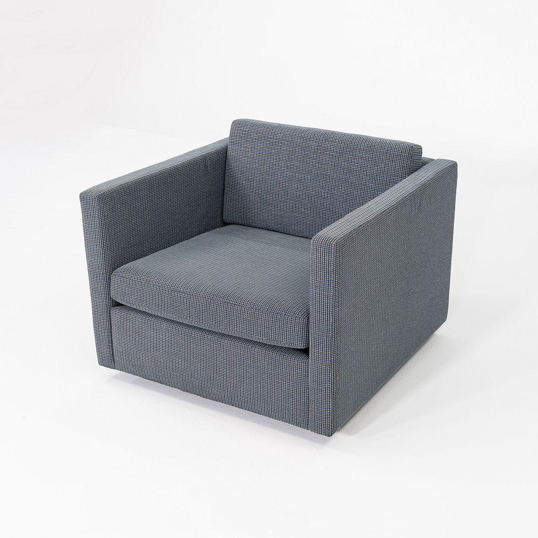 Questa è una Tuxedo Lounge Chair, disegnata originariamente da Charles Pfister per Knoll nel 1971. Questo esemplare è stato prodotto nel 2018. Il pezzo è rivestito in un tessuto a fantasia blu/grigio. Il design è caratterizzato da una silhouette