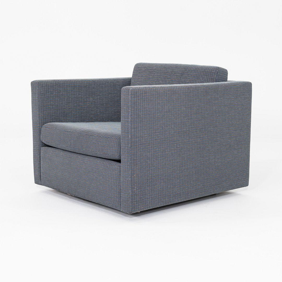 Moderno 2018 Charles Pfister for Knoll Tuxedo Lounge Chair in tessuto blu e grigio in vendita