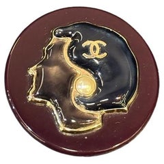 2018 Spilla in resina di Coco Chanel