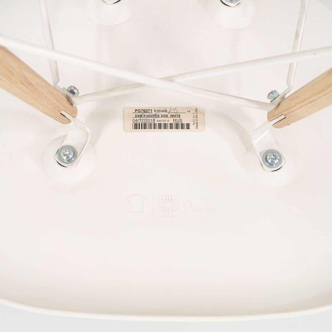2018 Sedie da pranzo a conchiglia DSW in plastica Eames in bianco con basi a tasselli 5x Disponibile in vendita 3