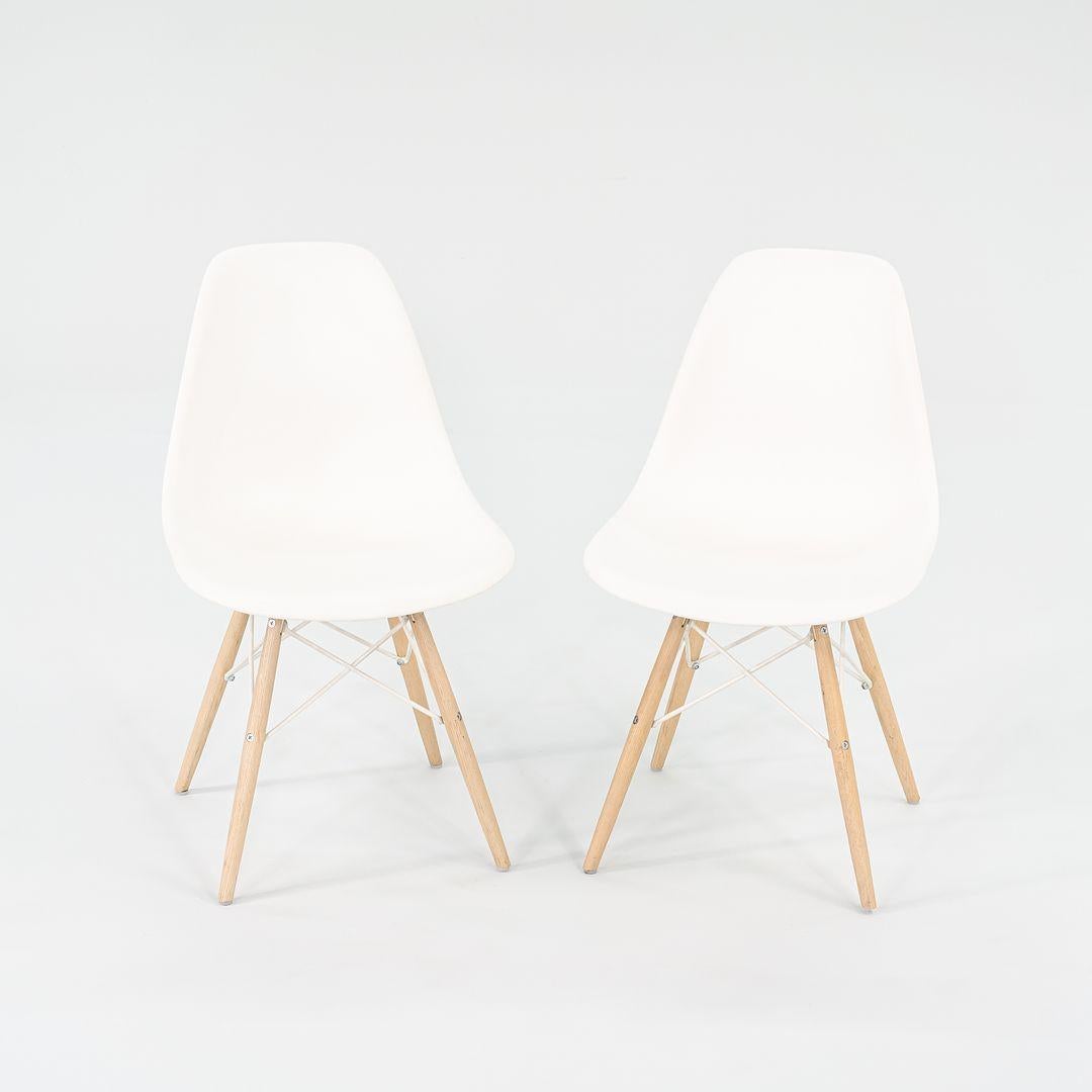 2018 Sedie da pranzo a conchiglia DSW in plastica Eames in bianco con basi a tasselli 5x Disponibile in vendita 4