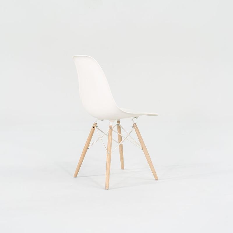 2018 Sedie da pranzo a conchiglia DSW in plastica Eames in bianco con basi a tasselli 5x Disponibile in vendita 5