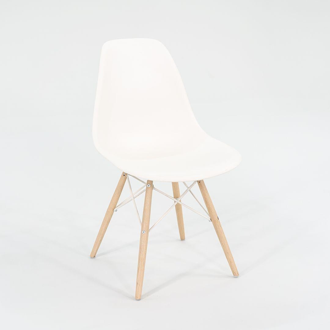 Si tratta di una Eames DSW Side Chair, progettata originariamente da Ray e Charles Eames per Herman Miller nel 1948. Questi esemplari sono stati prodotti da Herman Miller negli Stati Uniti nel 2018 e il prezzo indicato comprende una sedia. Abbiamo