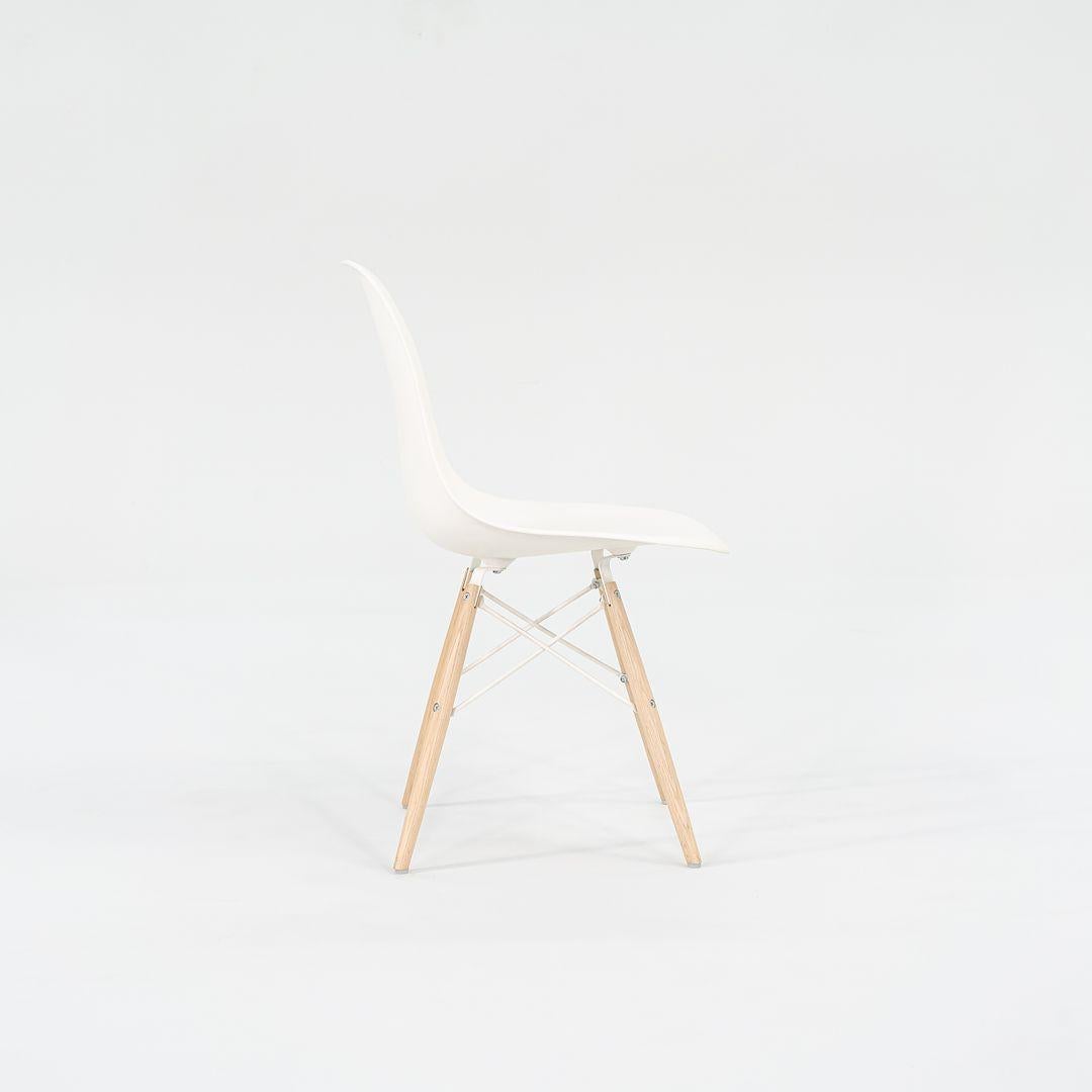 Moderno 2018 Sedie da pranzo a conchiglia DSW in plastica Eames in bianco con basi a tasselli 5x Disponibile in vendita