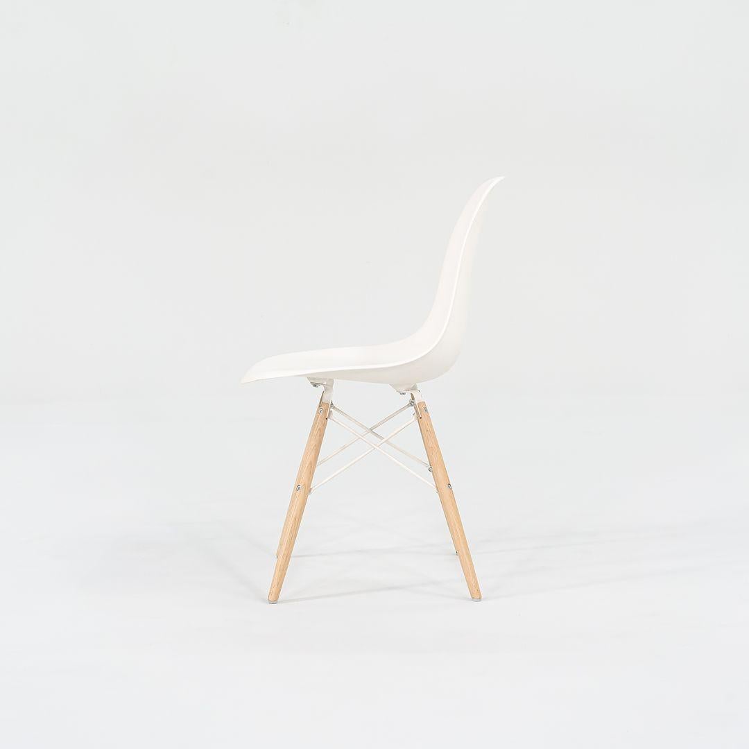 Americano 2018 Sedie da pranzo a conchiglia DSW in plastica Eames in bianco con basi a tasselli 5x Disponibile in vendita