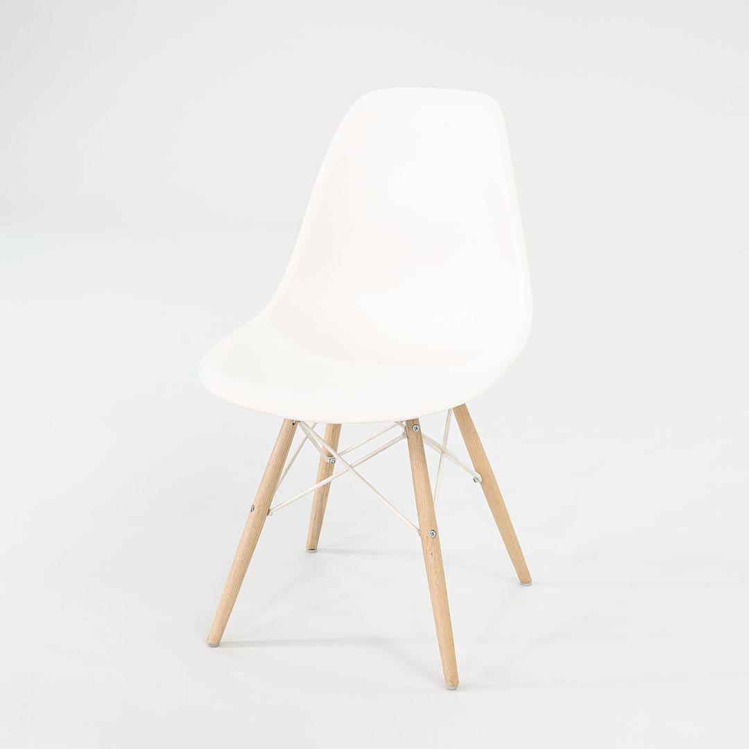 2018 Sedie da pranzo a conchiglia DSW in plastica Eames in bianco con basi a tasselli 5x Disponibile In condizioni buone in vendita a Philadelphia, PA