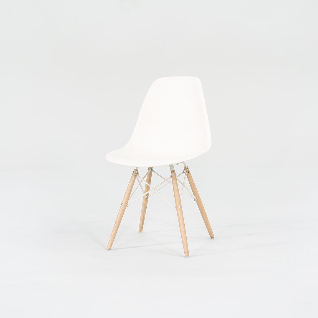XXI secolo e contemporaneo 2018 Sedie da pranzo a conchiglia DSW in plastica Eames in bianco con basi a tasselli 5x Disponibile in vendita