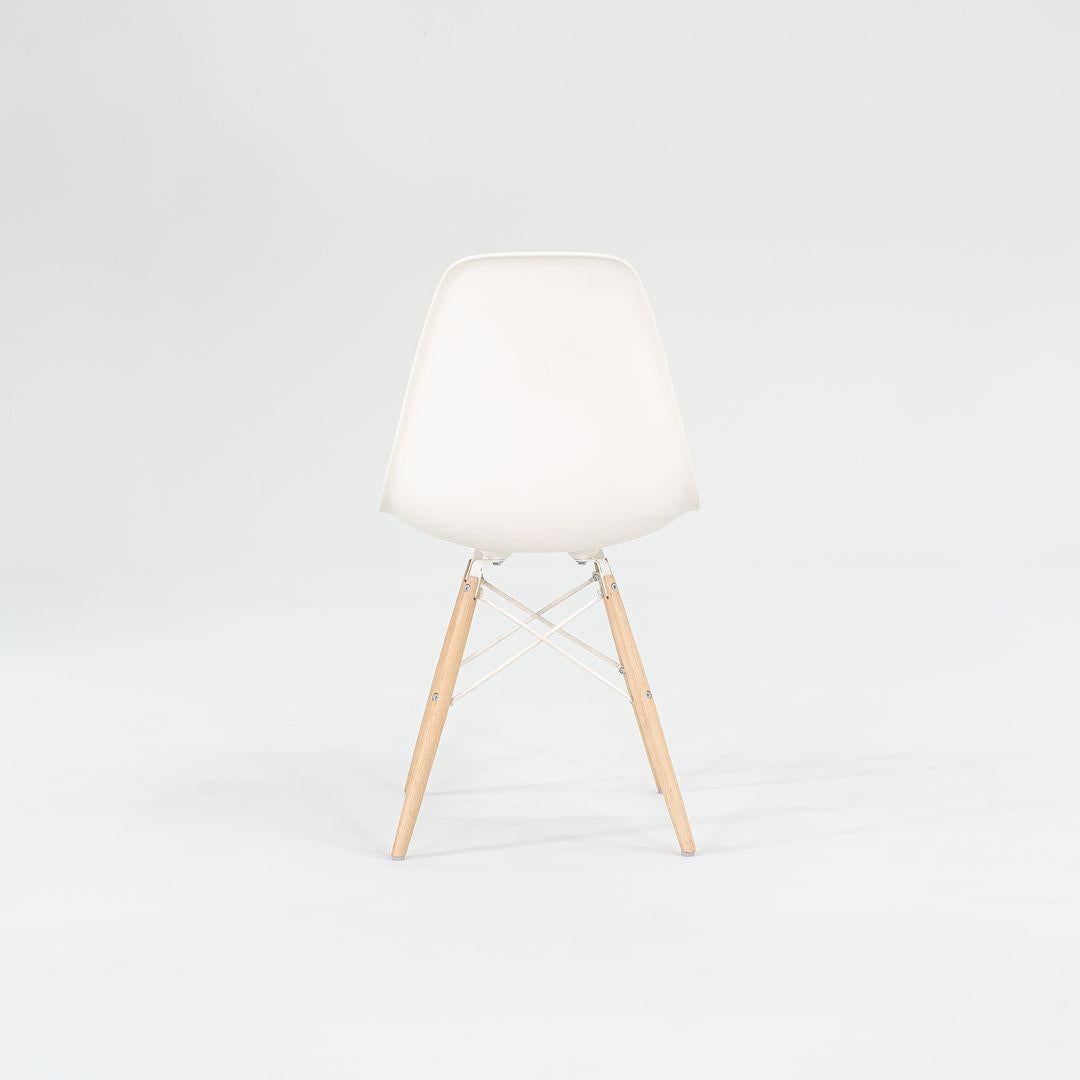 Acciaio 2018 Sedie da pranzo a conchiglia DSW in plastica Eames in bianco con basi a tasselli 5x Disponibile in vendita
