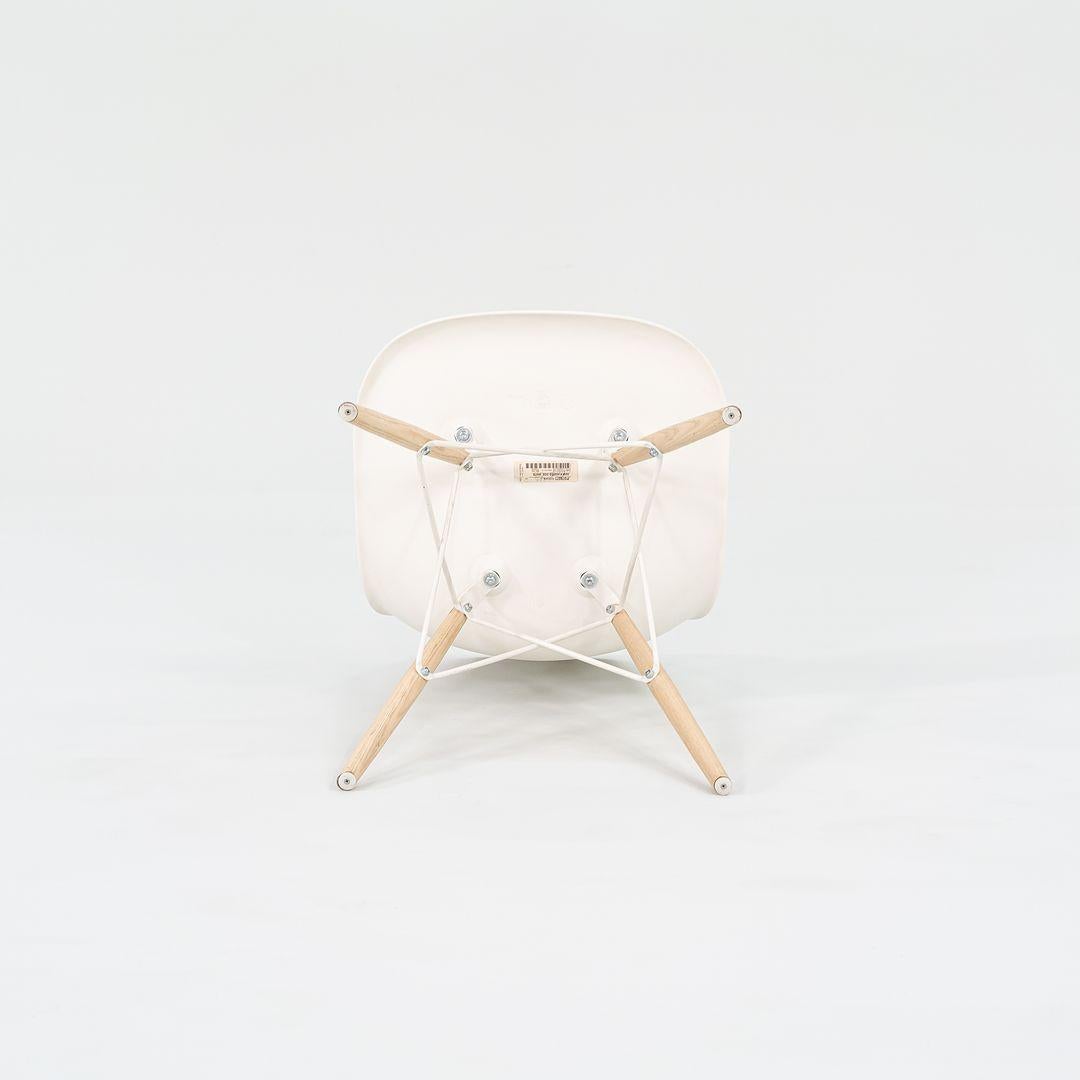 2018 Sedie da pranzo a conchiglia DSW in plastica Eames in bianco con basi a tasselli 5x Disponibile in vendita 1
