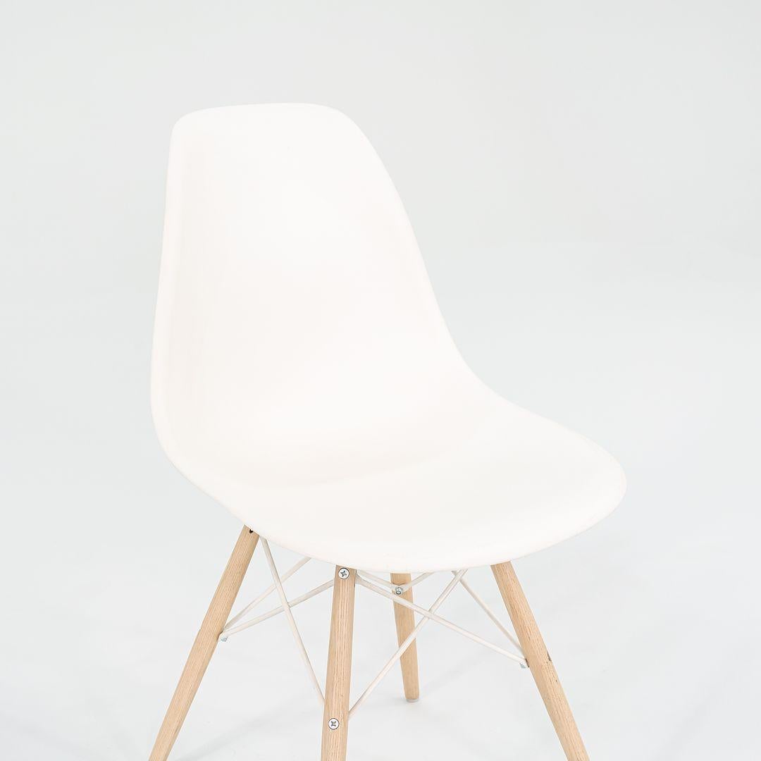 2018 Sedie da pranzo a conchiglia DSW in plastica Eames in bianco con basi a tasselli 5x Disponibile in vendita 2