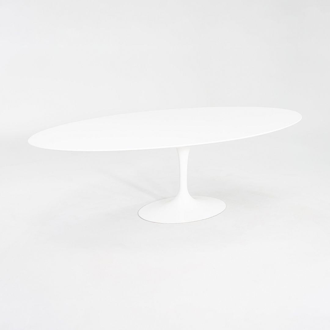 Il s'agit d'une table de salle à manger ovale Tulip, conçue à l'origine par Eero Saarinen pour Knoll en 1956. Cet exemplaire particulier a été produit aux États-Unis par Knoll en 2018. La table est dotée d'un plateau en stratifié blanc avec un bord