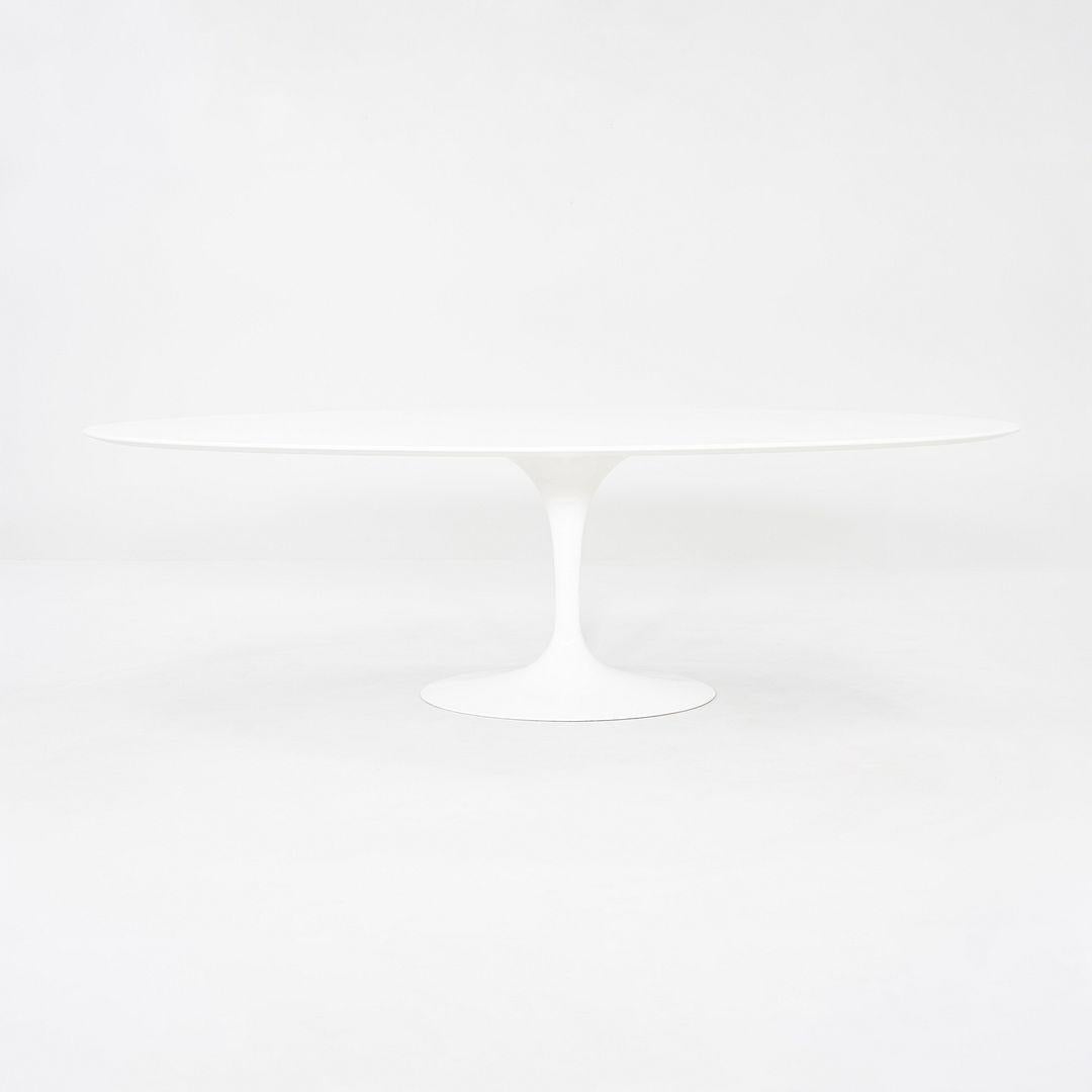 Moderne 2018 Eero Saarinen for Knoll Table de salle à manger ovale Tulip 96 po en stratifié blanc en vente