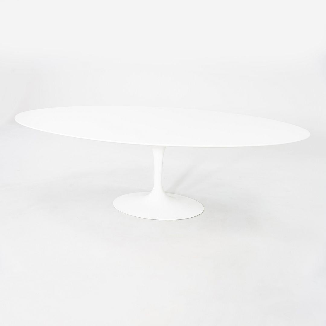 Américain 2018 Eero Saarinen for Knoll Table de salle à manger ovale Tulip 96 po en stratifié blanc en vente