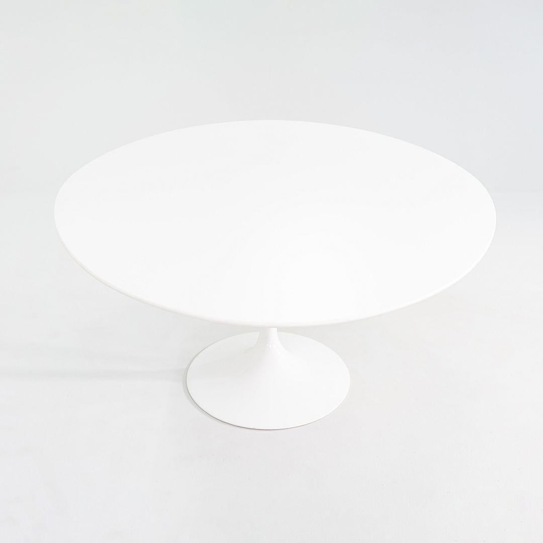 2018 Eero Saarinen for Knoll Table de salle à manger ovale Tulip 96 po en stratifié blanc Bon état - En vente à Philadelphia, PA