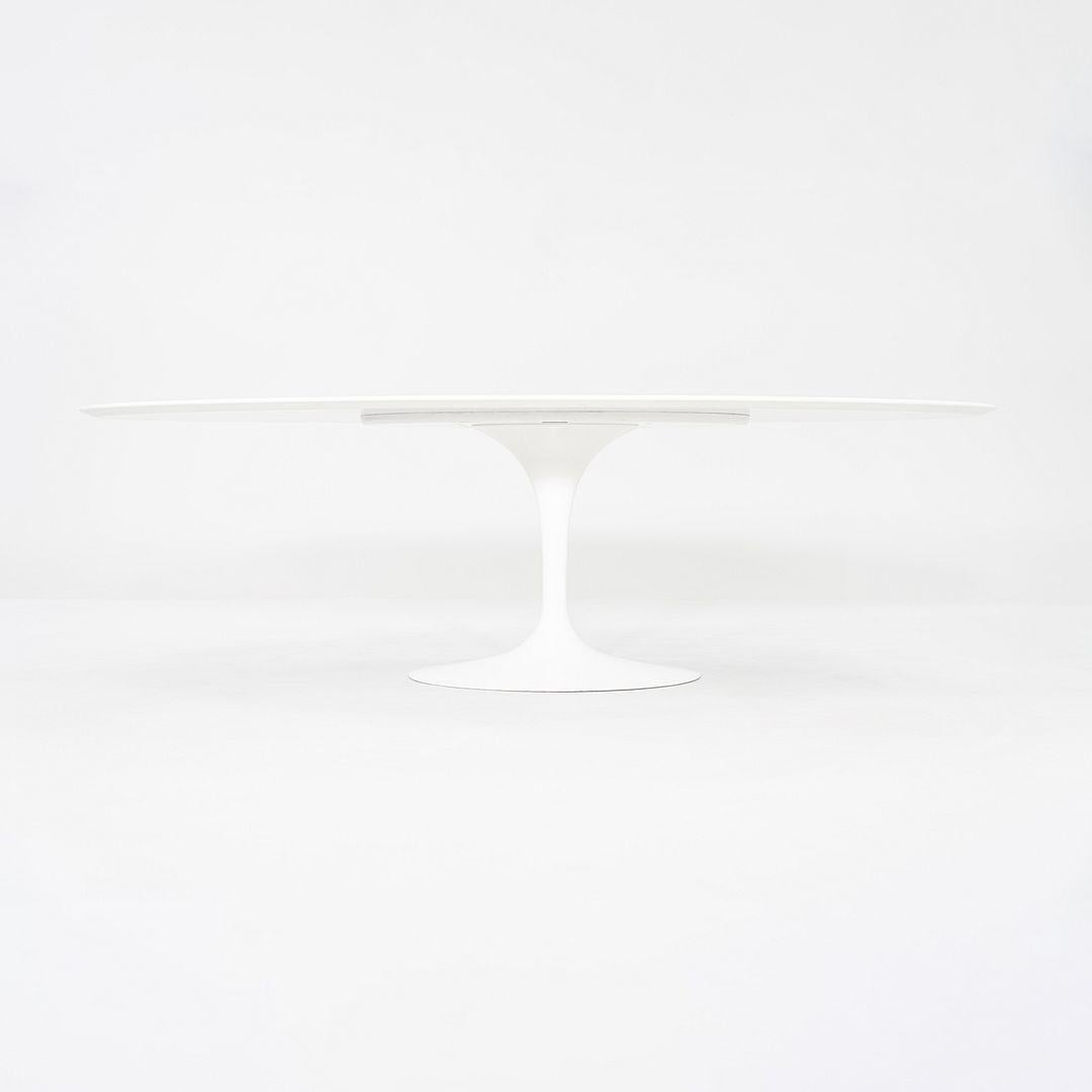 2018 Eero Saarinen for Knoll Table de salle à manger ovale Tulip 96 po en stratifié blanc en vente 1