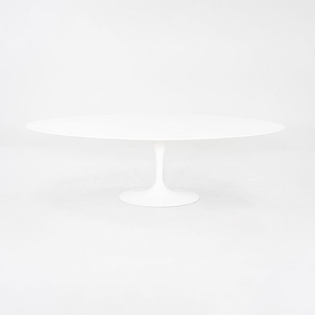 2018 Eero Saarinen for Knoll Table de salle à manger ovale Tulip 96 po en stratifié blanc en vente