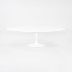 2018 Eero Saarinen for Knoll Table de salle à manger ovale Tulip 96 po en stratifié blanc