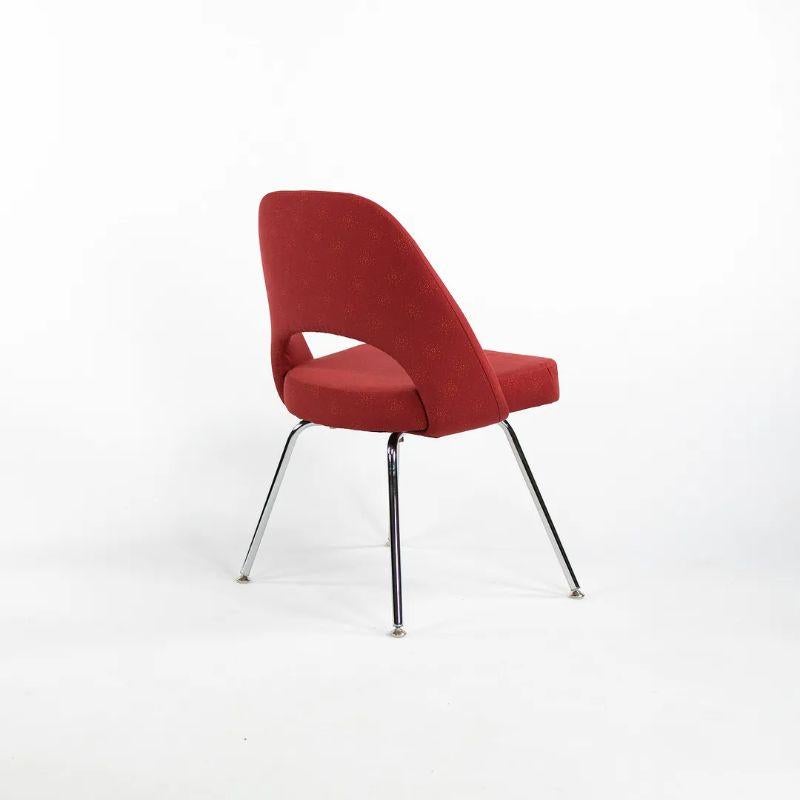 Zum Verkauf angeboten wird ein einzelner (mehrere Stühle sind verfügbar, obwohl der angegebene Preis für jeden Stuhl ist) Eero Saarinen für Knoll armlosen Chefsessel mit Stahlrohr Beine, circa 2018 produziert. Die Stühle sind vollständig mit dem