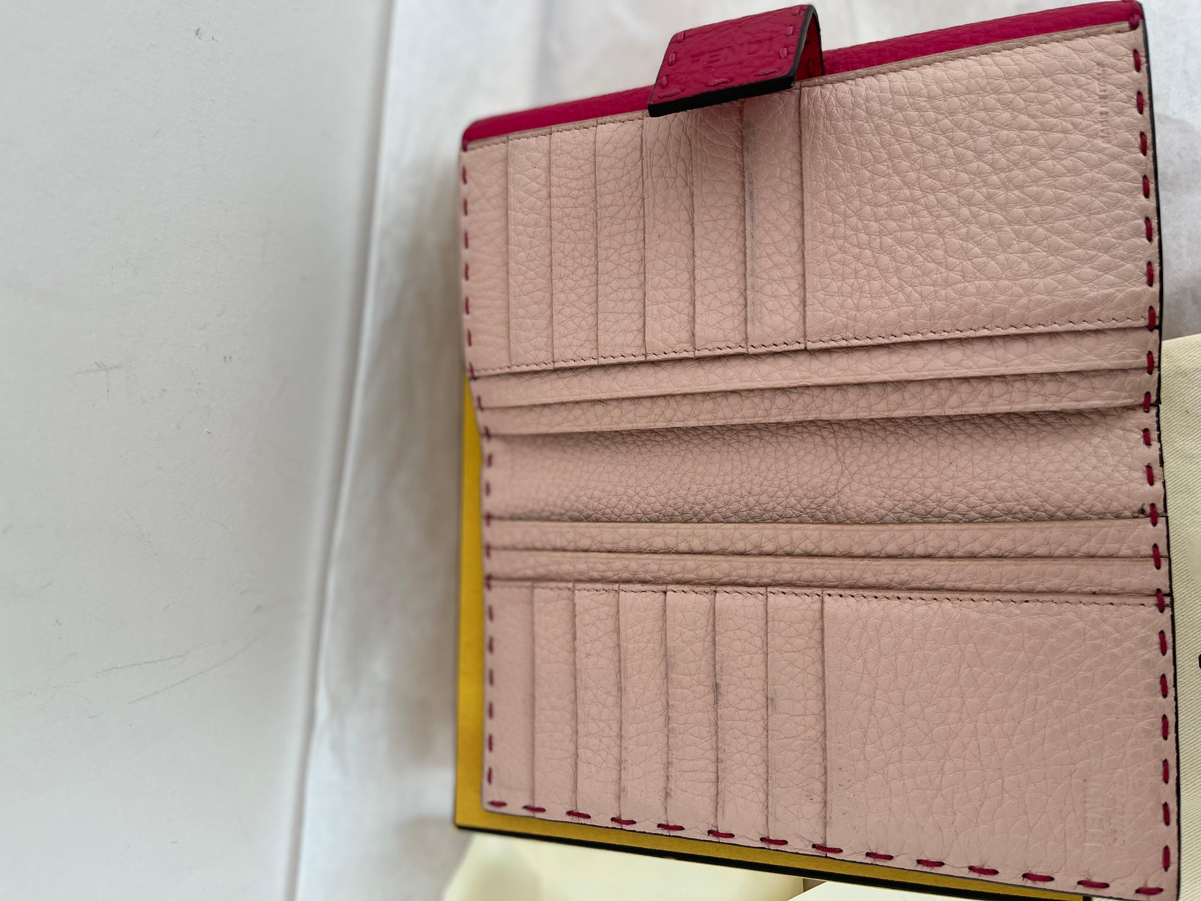 2018 Fendi Turn-Lock Zweifarbige Selleria-Brieftasche aus gebleichtem Kalbsleder in neuem Zustand (Beige) im Angebot