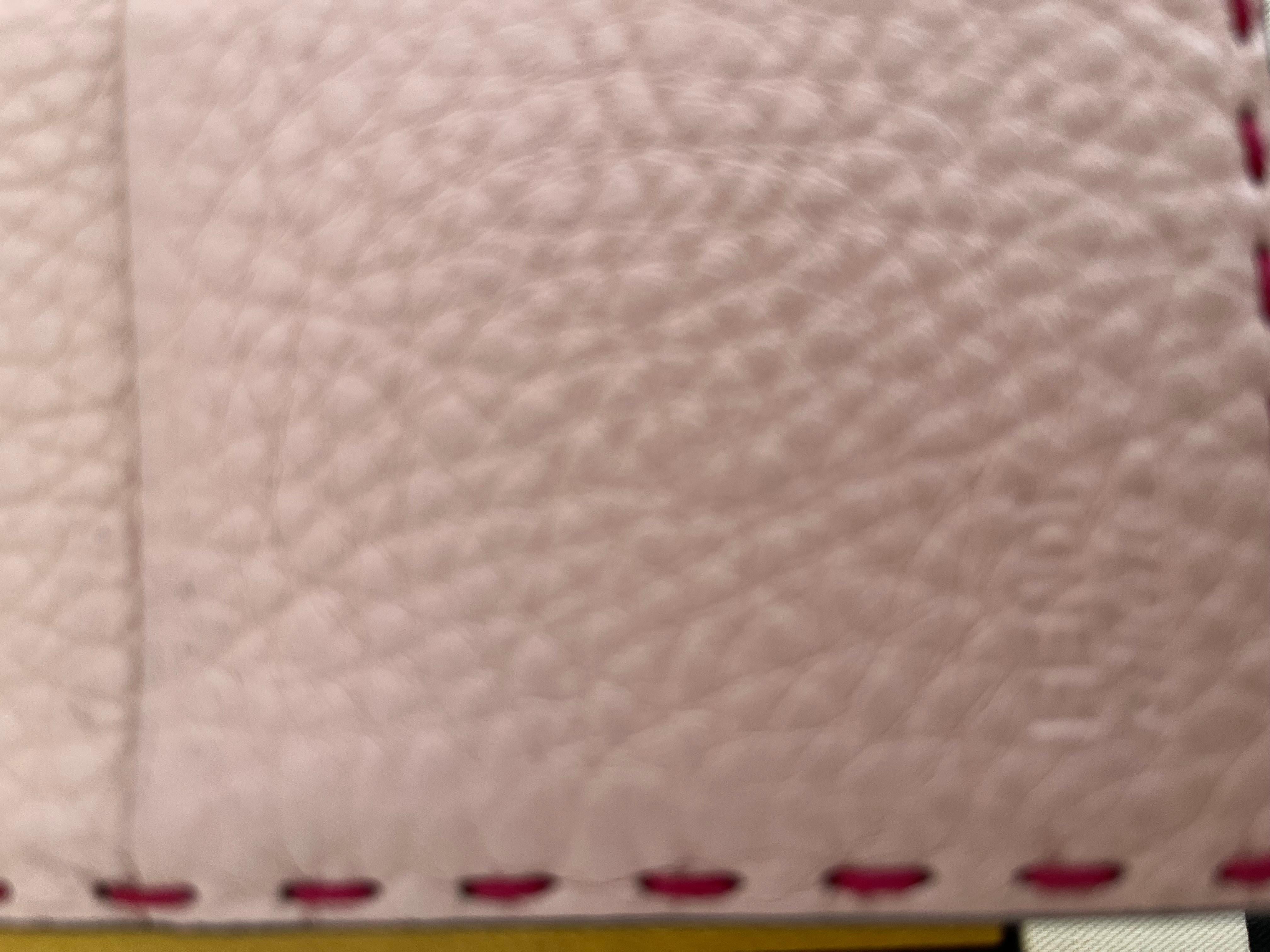 2018 Fendi Turn-Lock Zweifarbige Selleria-Brieftasche aus gebleichtem Kalbsleder in neuem Zustand im Zustand „Hervorragend“ im Angebot in Port Hope, ON