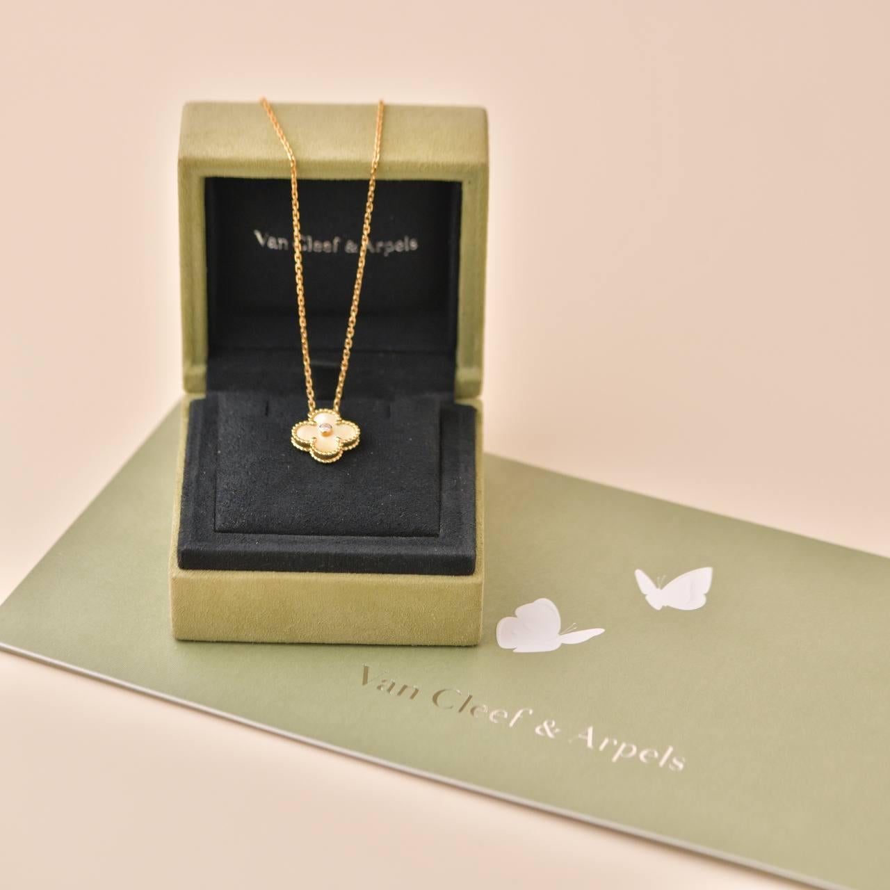 SKU	33301372
Comes With	Full Set (Box + Card)
Date	2018
Model	VCARP2R700
Serial Number	JA******
Metal	18k Yellow Gold
Stones	Mother of Pearl, Diamond
Weight	Approximately 6.54 g
Length	Approximately 42 cm
Width	Approximately 1.5