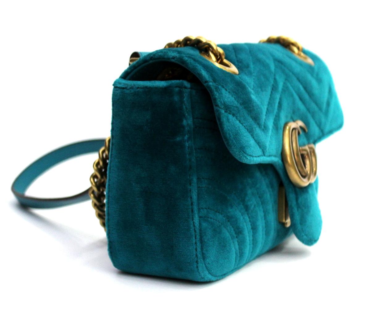 -Petrol blue velvet with chevron pattern and heart;
-Antique gold-colored finishes;
-Double G;
-Inside pocket with zipper;
-The sliding chain shoulder strap can be worn as a shoulder strap, height (light) 55cm, or with double handles, height (light)