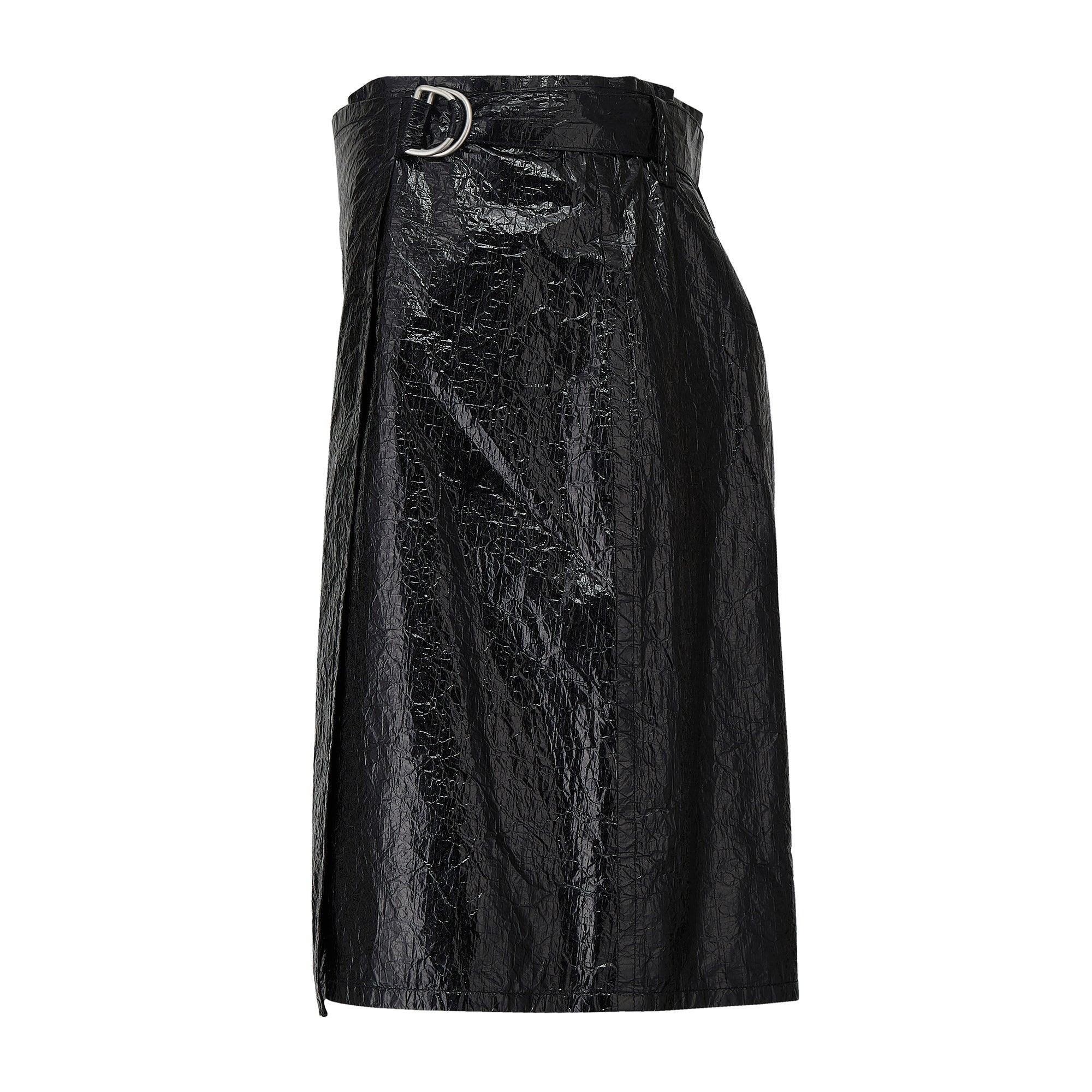 Esta minifalda envolvente contemporánea fue diseñada por Helmut Lang hacia 2018. Está confeccionado en polietileno de alto brillo con efecto vinilo. Fiel a su forma, esta falda tiene una silueta sencilla y de corte recto, típica de la marca tantas