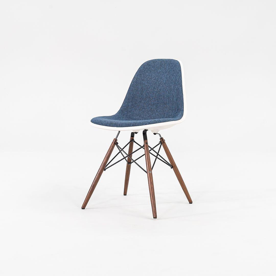 Il s'agit d'une chaise d'appoint Eames DSW, initialement conçue par Ray et Charles Eames pour Herman Miller en 1948. Cet exemple a été produit par Herman Miller aux États-Unis en 2018, et le prix indiqué comprend un DSW. Le design se caractérise par