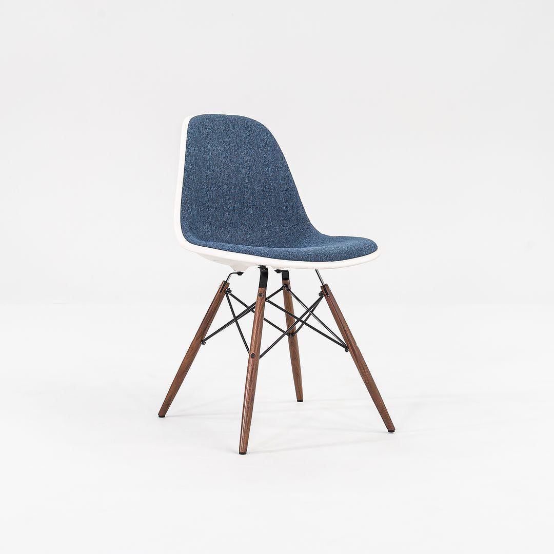 Moderne 2018 Herman Miller Eames Dark Blue Upholstered DSW Side Chair w/ Dowel Base (Chaise d'appoint DSW tapissée en bleu foncé avec base en goujon) en vente