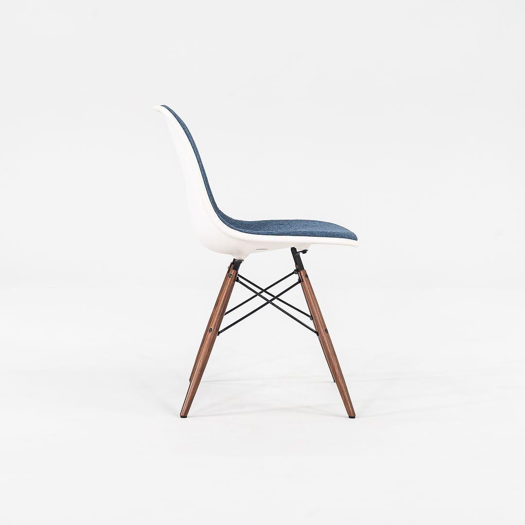 Américain 2018 Herman Miller Eames Dark Blue Upholstered DSW Side Chair w/ Dowel Base (Chaise d'appoint DSW tapissée en bleu foncé avec base en goujon) en vente