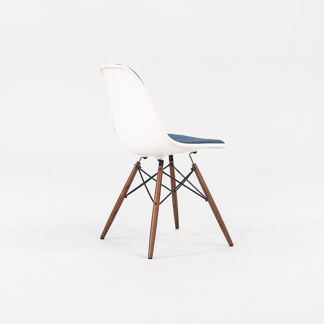 2018 Herman Miller Eames Dark Blue Upholstered DSW Side Chair w/ Dowel Base (Chaise d'appoint DSW tapissée en bleu foncé avec base en goujon) Bon état - En vente à Philadelphia, PA