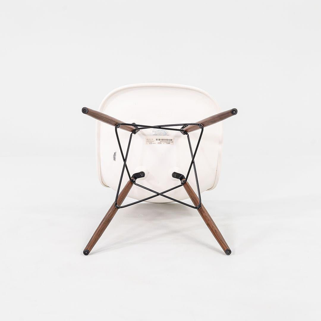 XXIe siècle et contemporain 2018 Herman Miller Eames Dark Blue Upholstered DSW Side Chair w/ Dowel Base (Chaise d'appoint DSW tapissée en bleu foncé avec base en goujon) en vente