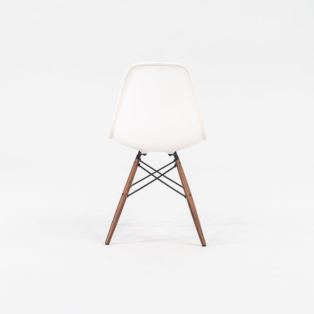 2018 Herman Miller Eames Dark Blue Upholstered DSW Side Chair w/ Dowel Base (Chaise d'appoint DSW tapissée en bleu foncé avec base en goujon) en vente 1