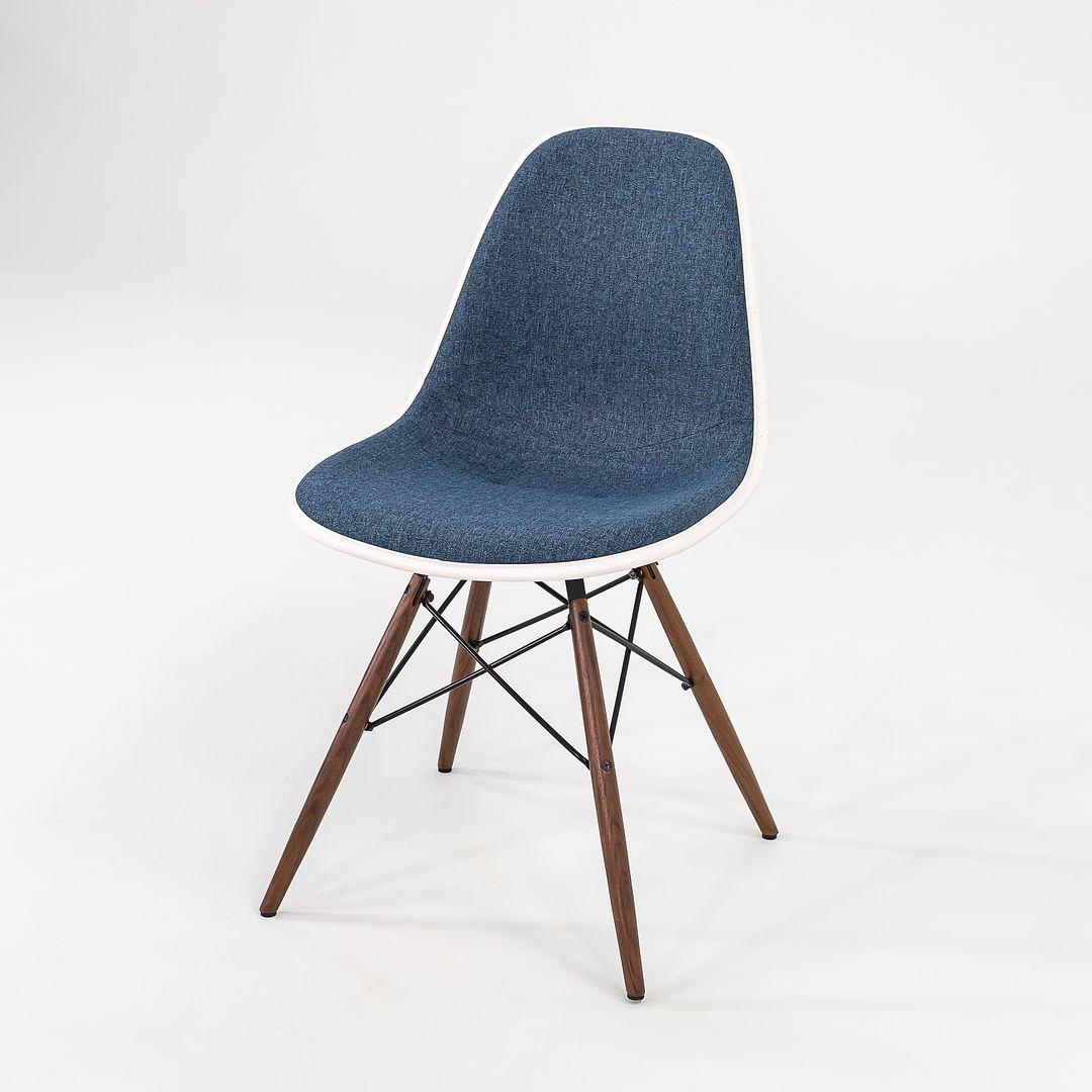 2018 Herman Miller Eames Dark Blue Upholstered DSW Side Chair w/ Dowel Base (Chaise d'appoint DSW tapissée en bleu foncé avec base en goujon) en vente 2